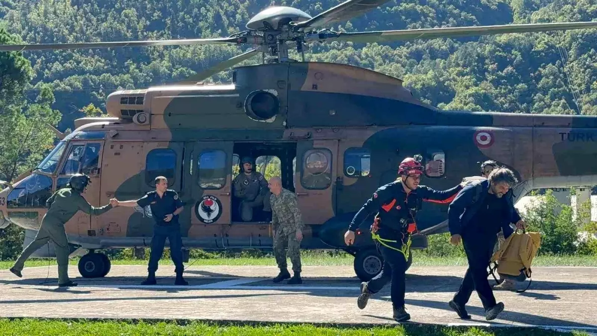 Artvin\'de Sel Felaketi: Mahsur Kalanlar Tahliye Edildi