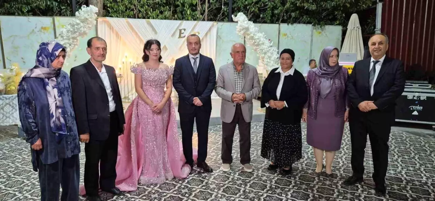 Balıkesir\'de Siyaset Rüzgârı Eşliğinde Nişan Töreni