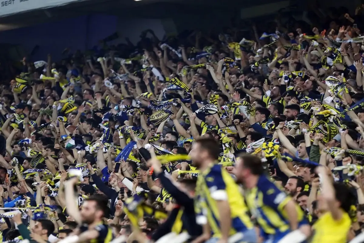 Fenerbahçe\'nin kovar gibi gönderdiği futbolcu için kampanya başlattılar