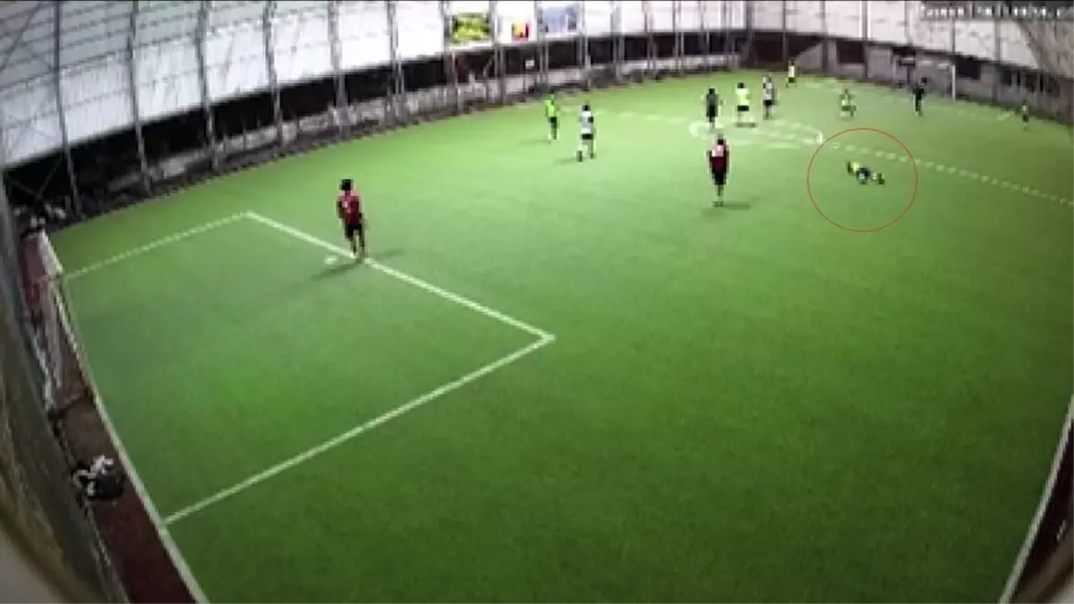 Halı sahada futbol oynayan polis memuru kalp krizi geçirip hayatını kaybetti