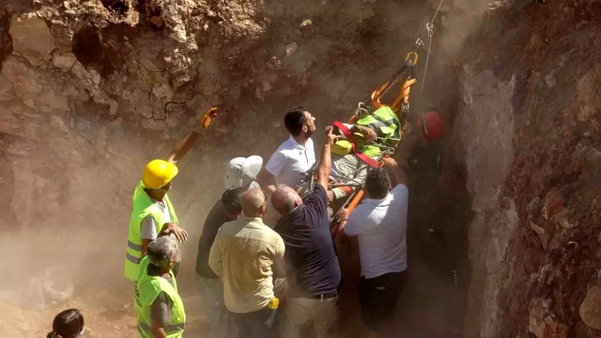 Antalya\'da İnşaat Kazası: İşçi 4 Metreden Düştü, Halatla Kurtarıldı