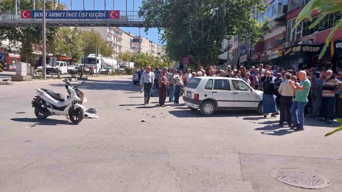 Mersin\'de Otomobil ve Motosiklet Çarpıştı