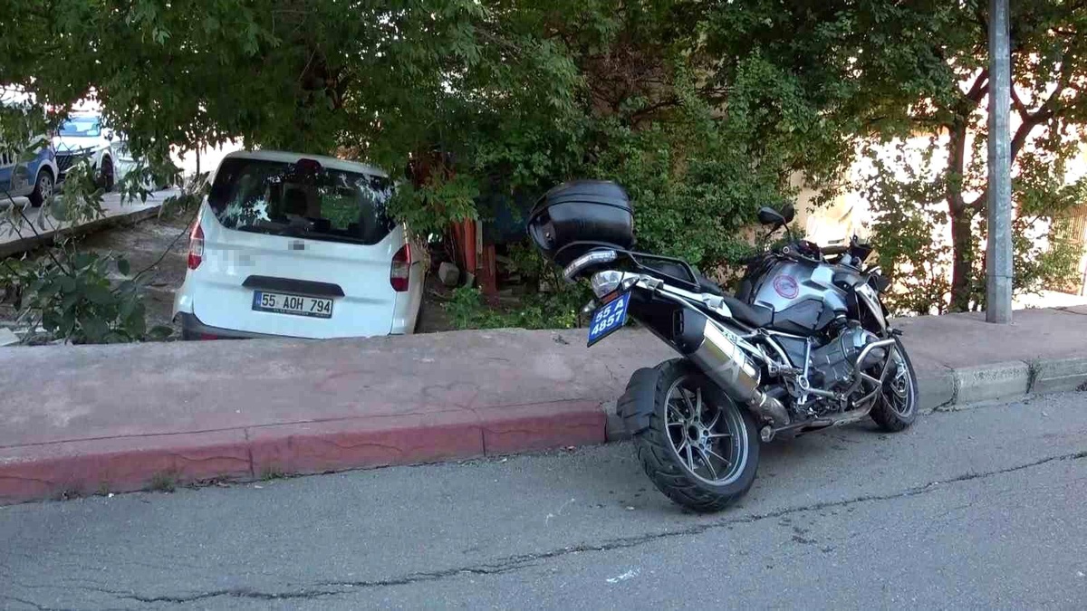 Samsun\'da Polis Motosikletine Çarpan Araç Kaza Yaptı