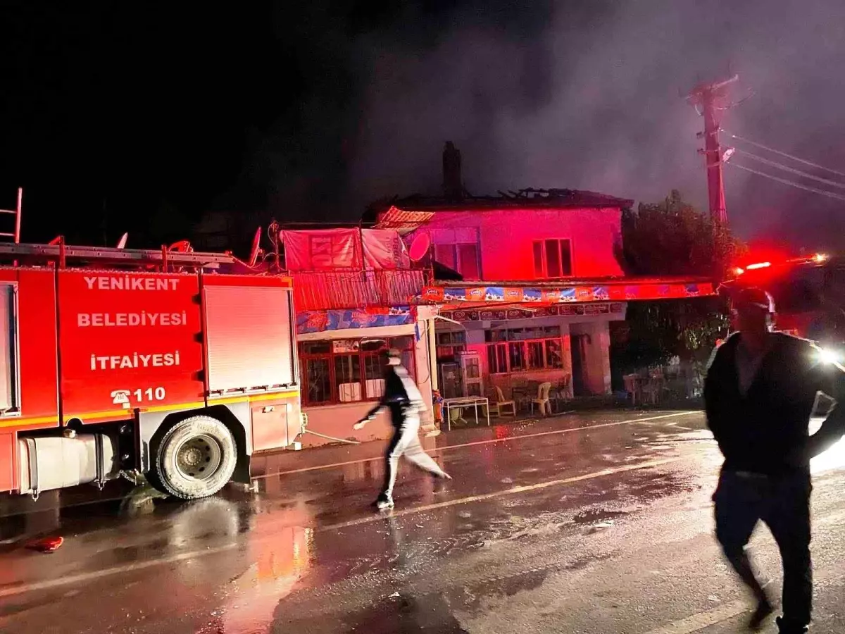 Kütahya\'da Çıkan Yangında İki Ev Yanarak Kullanılamaz Hale Geldi