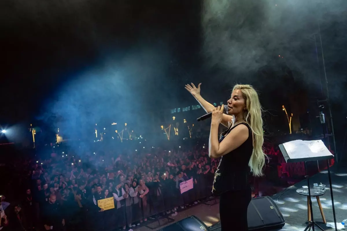 Maral Bingöl\'de Anadolu Şenliği\'nde Konser Verdi