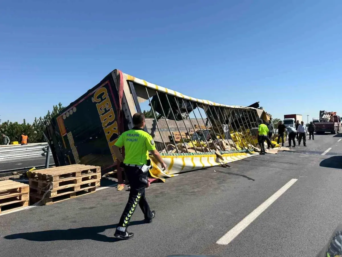 Afyonkarahisar\'da Sıvı Yağ Yüklü Tır Devrildi