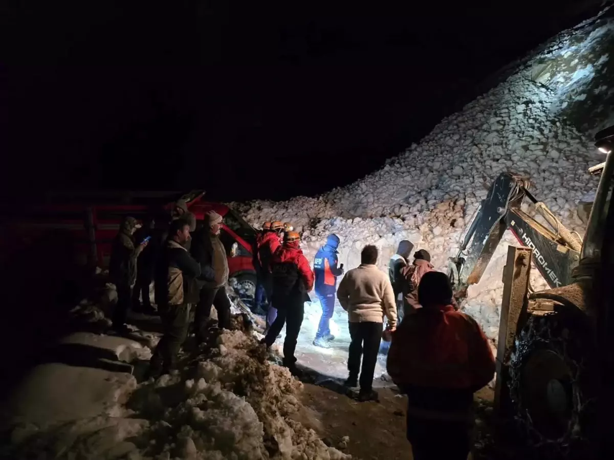 Çamlıhemşin\'de Çığ Faciası: Mahsur Kalanlar Kurtarıldı