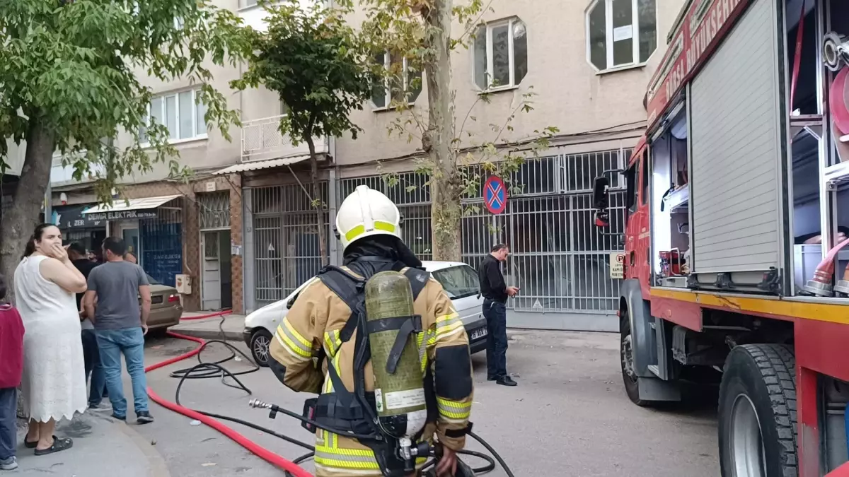 Bursa\'da Çatı Yangını: Komşu Kurtardı