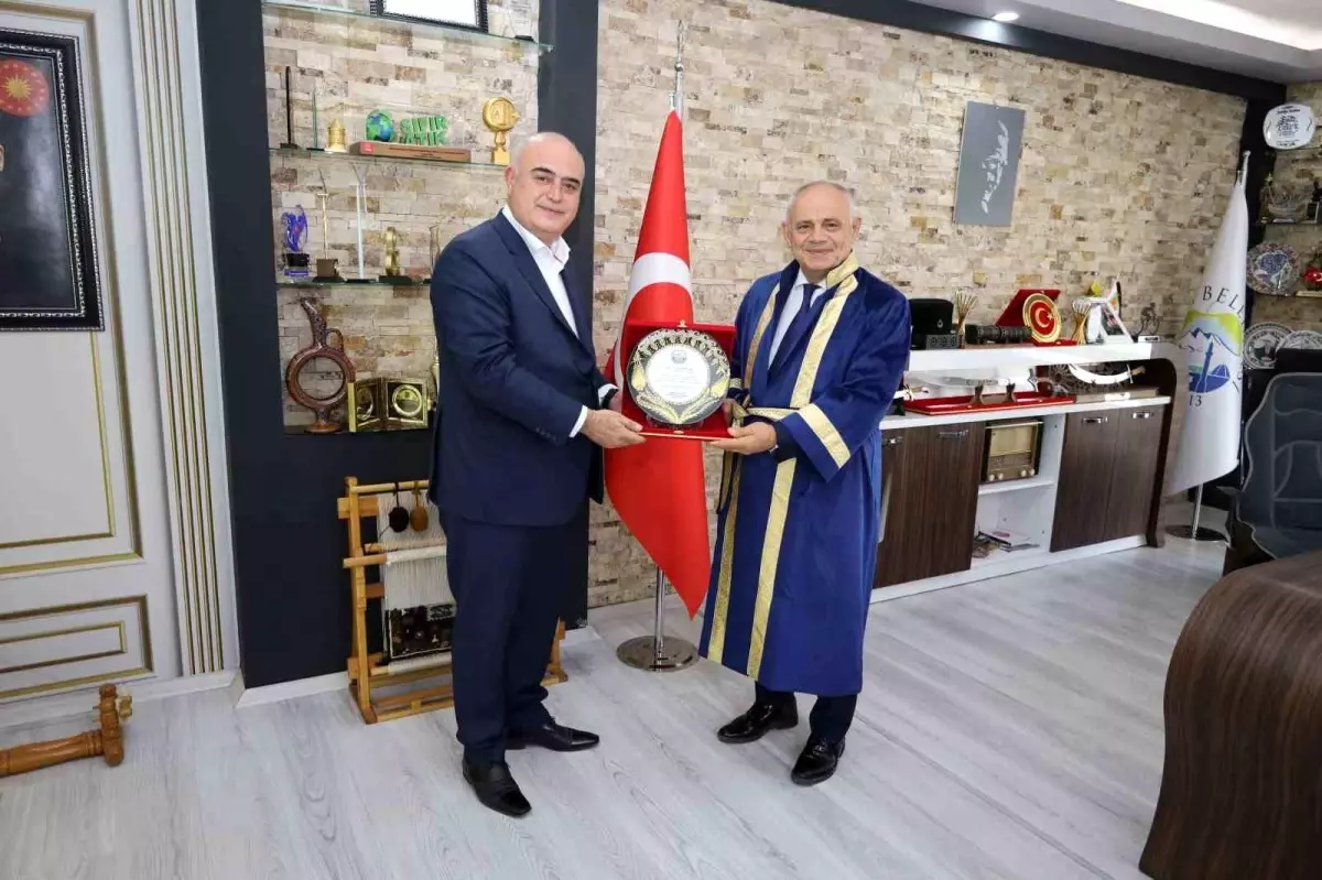 Yahyalı Belediye Başkanı Esat Öztürk, \'Yılın Fahri Ahisi\' Seçildi