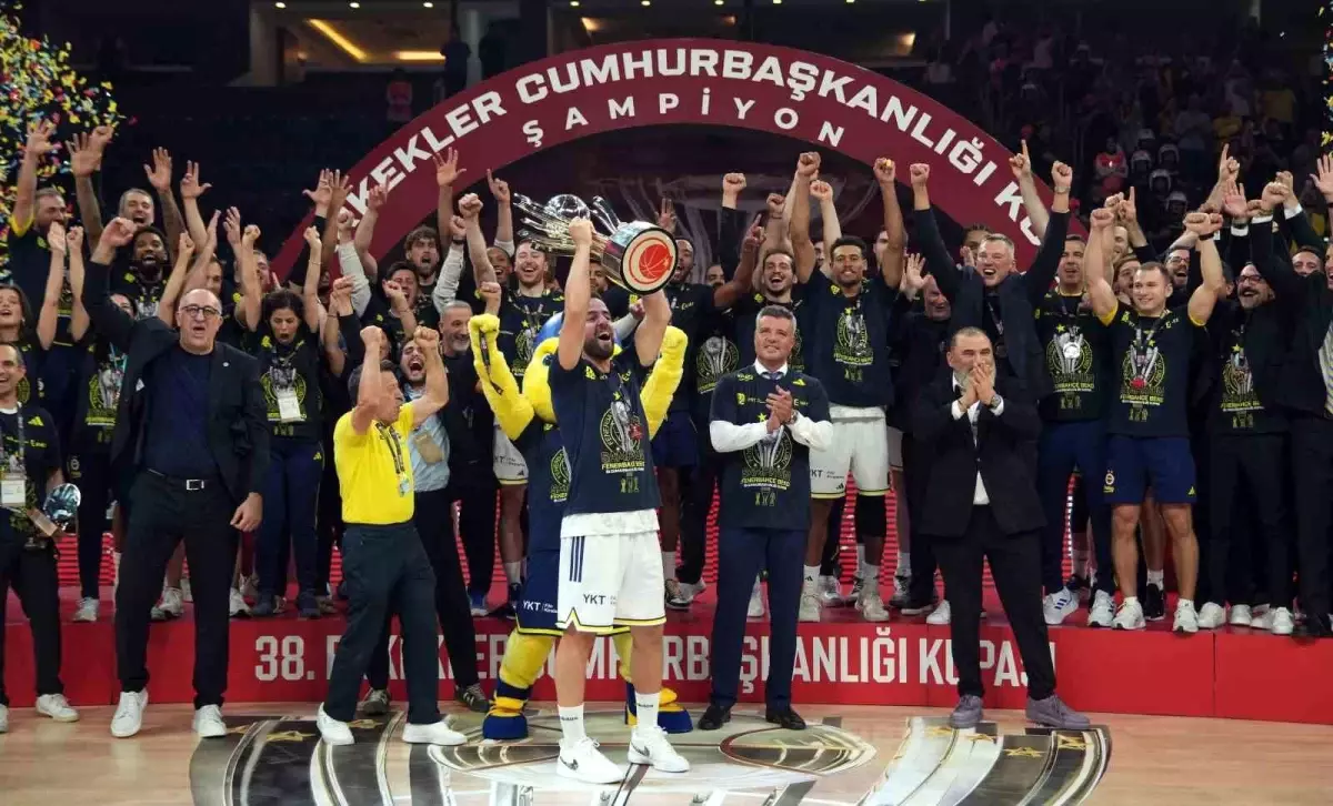 Fenerbahçe Beko Kupayı Kazandı