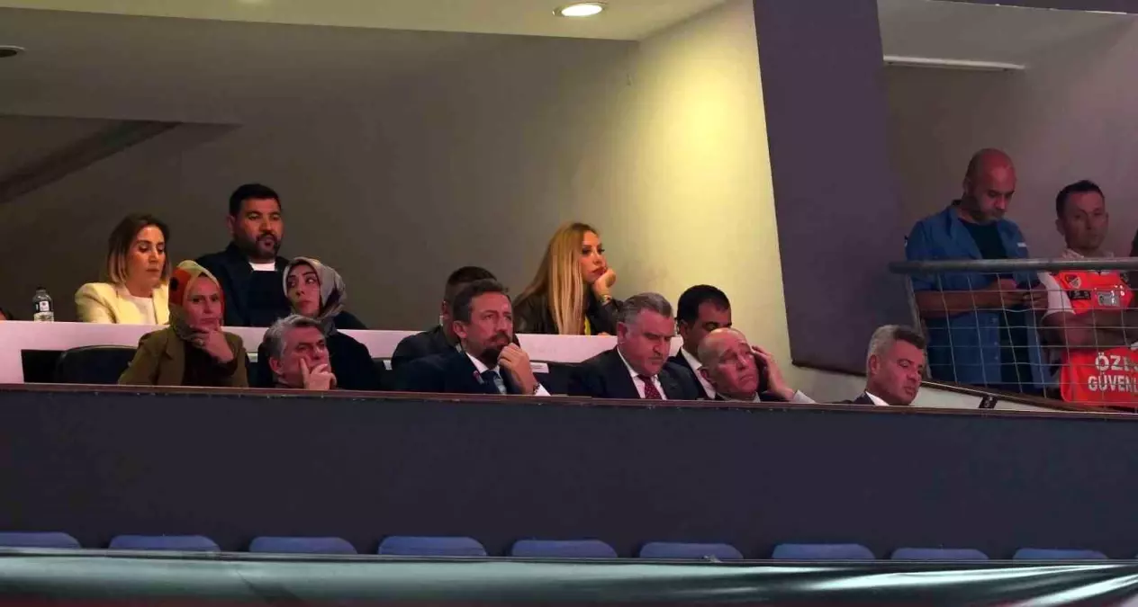 Bakan Bak, Derbi Maçını İzledi