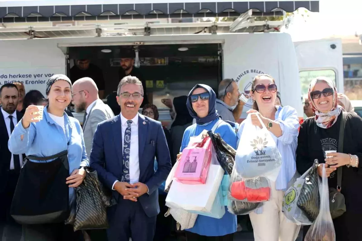 Erenler Belediye Başkanı Dinç, Çarşamba Kumaş Pazarını Ziyaret Etti