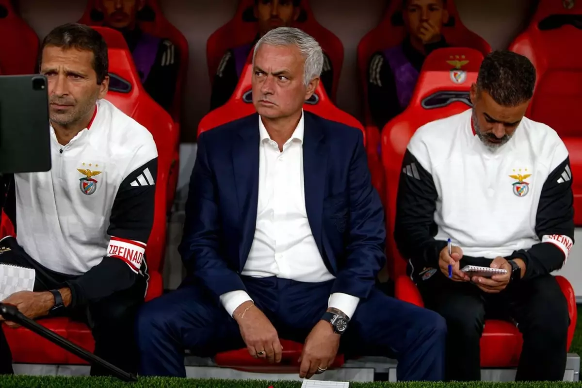 Binlerce taraftarın önünde neye uğradığını şaşırdı! Mourinho\'ya 90+1 şoku