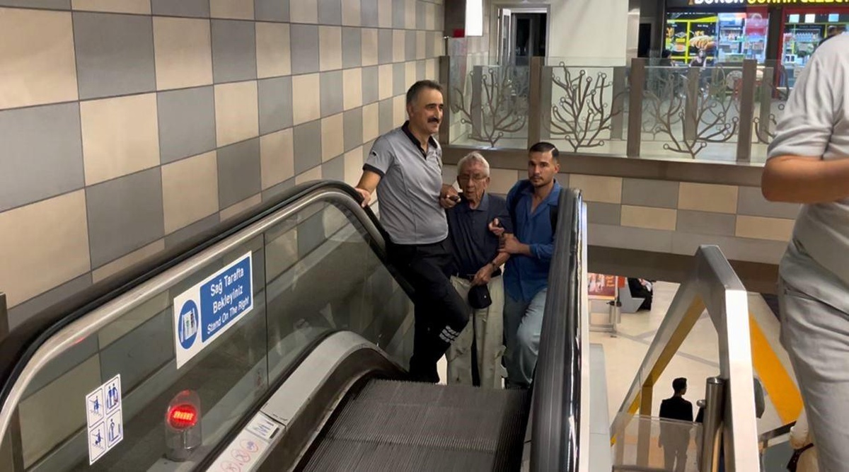 Bursa\'da Çocuklar Yaşlı Adamı Sıkıştırdı