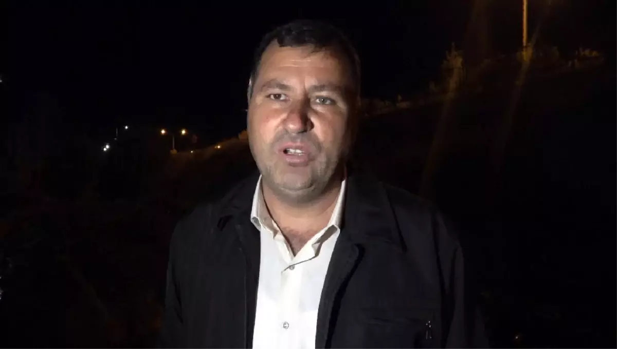 Erciş\'te Taşkın: Çöpler Kanalları Tıkadı
