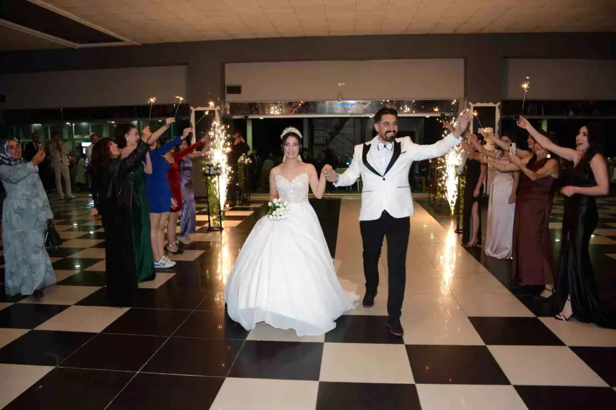 Eşsiz Düğün Takısı: Gelinin Kilosu Kadar Para