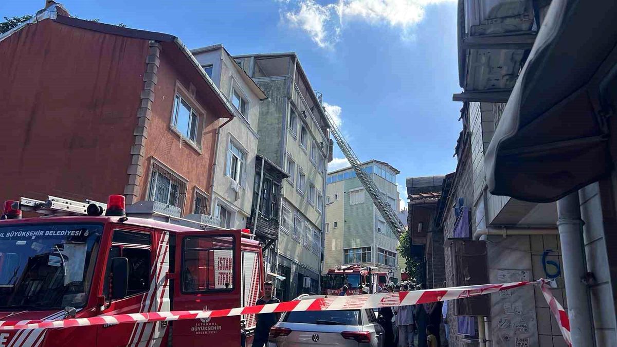 İstanbul Fatih\'te Bina Yangını