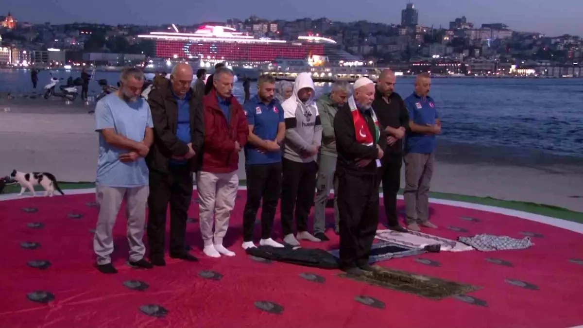 Yüzücülerden Gazze\'ye Destek Kulaçları