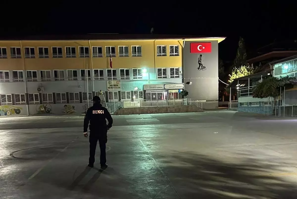 Alaşehir\'de Bekçiler Okul Güvenliğini Sağlıyor