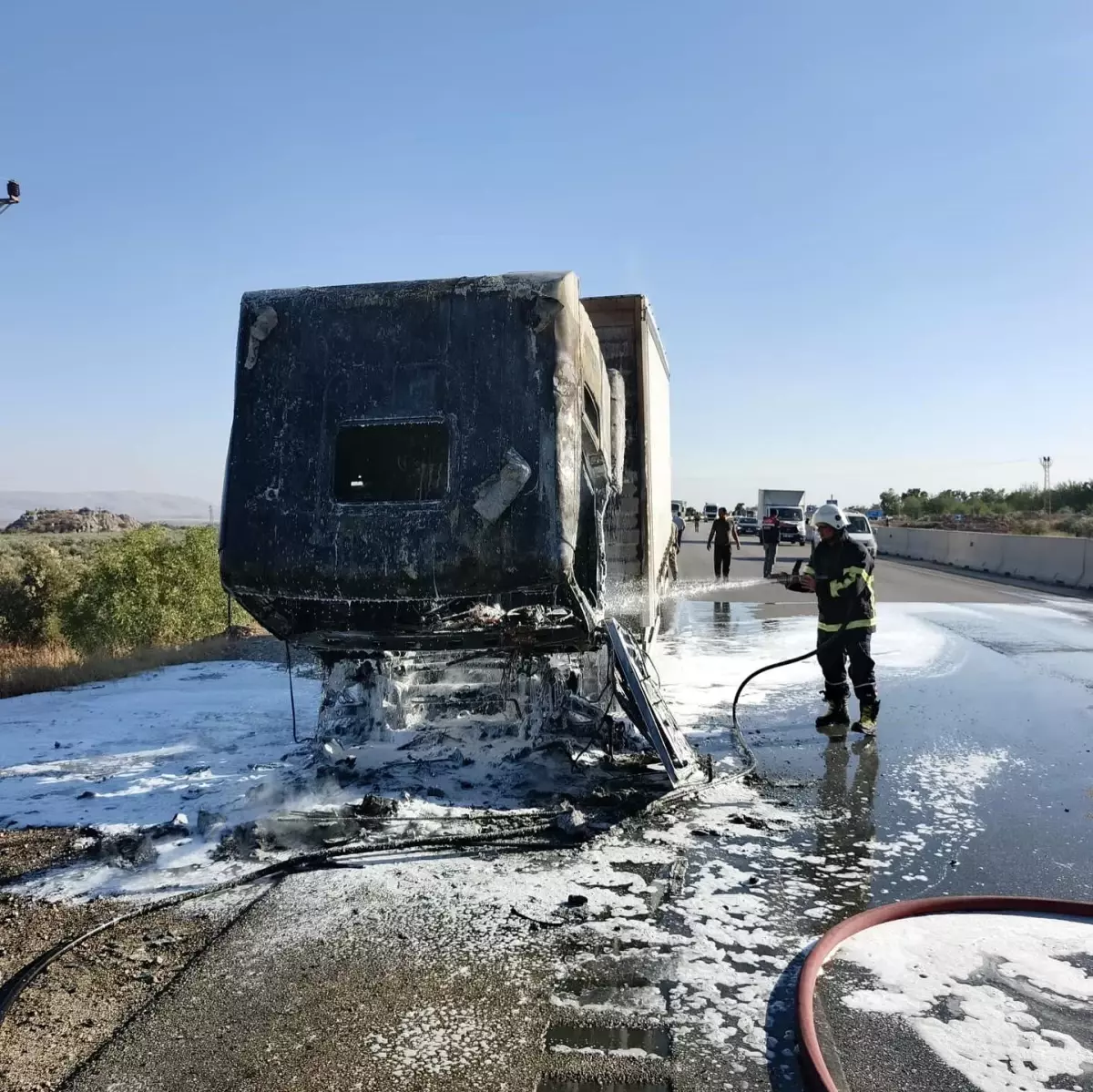 Hatay\'da Seyir Halindeki Tır Yangında Kül Oldu
