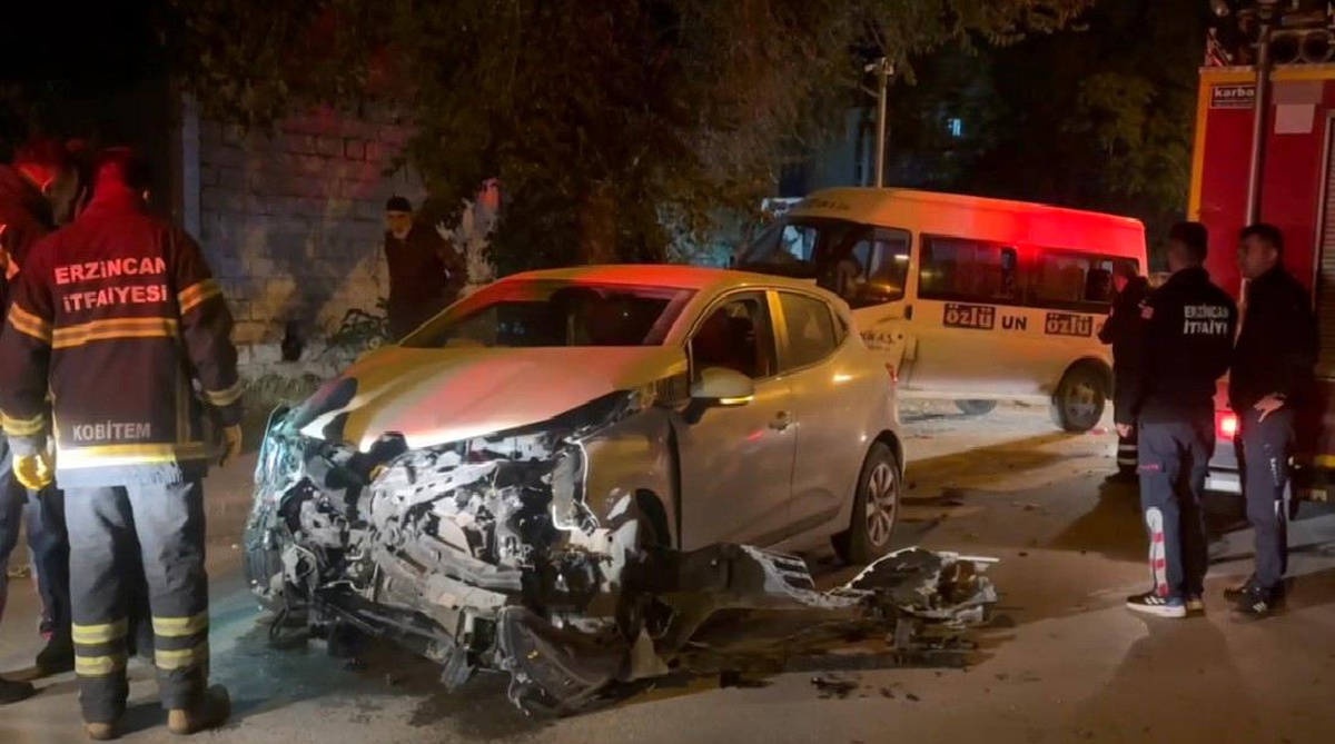 Erzincan\'da Minibüs ve Otomobil Çarpıştı