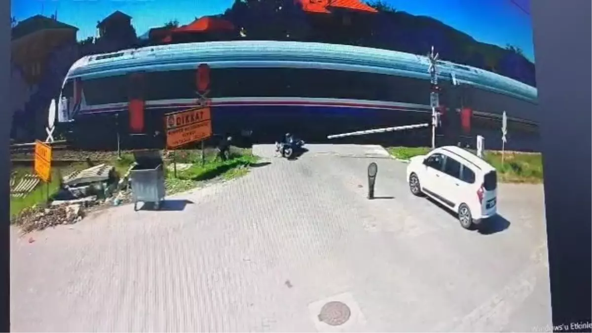Zonguldak\'ta Trenle Çarpışan Motosiklet Sürücüsü Yaralandı
