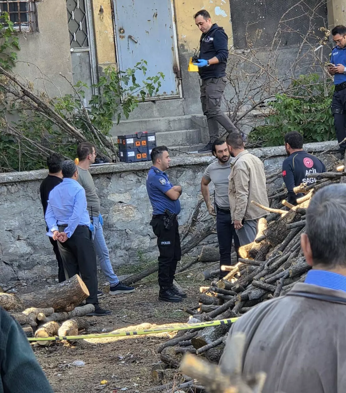 Muş\'ta Otoparkta Erkek Cesedi Bulundu