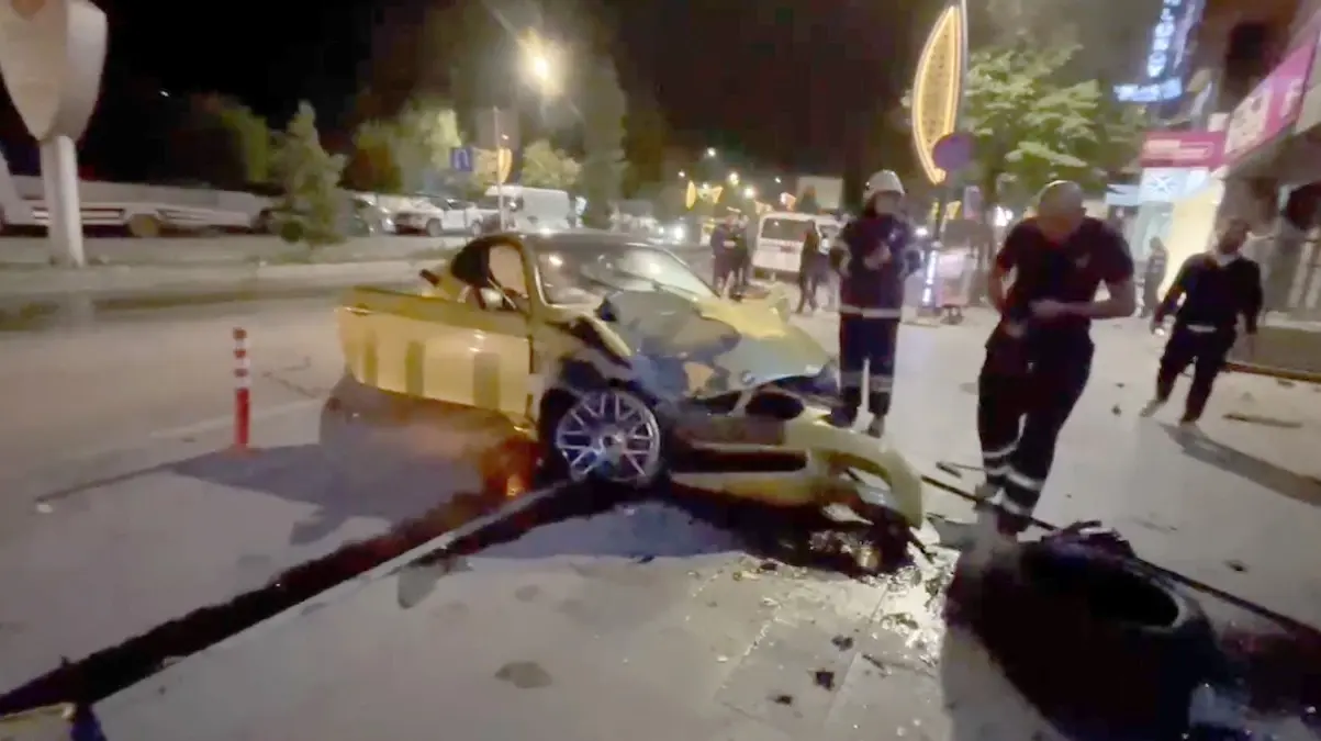 Isparta\'da Otomobil Mağazaya Çarptı