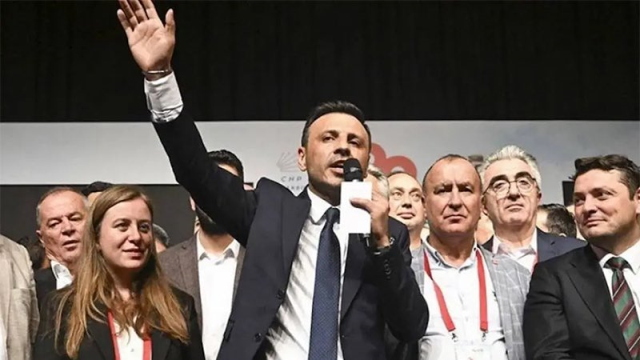 Özgür Çelik yeniden CHP İstanbul İl Başkanı seçildi