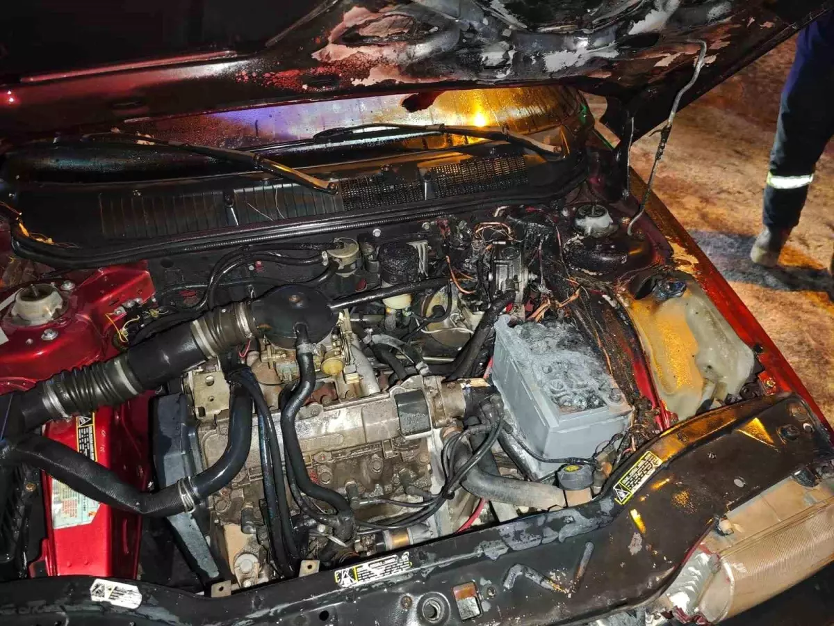 Nazilli\'de Alev Alan Tofaş Otomobili Sürücüsü Kendini Kurtardı
