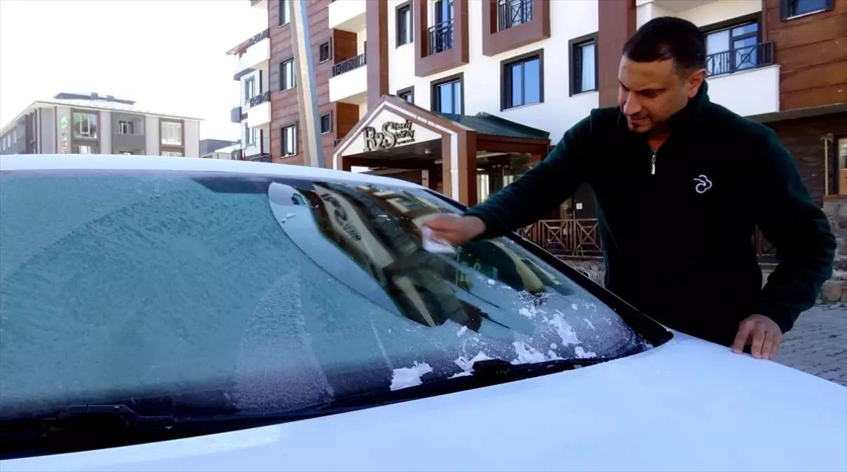 Sıcaklık eksilere düştü, araç camları buz tuttu