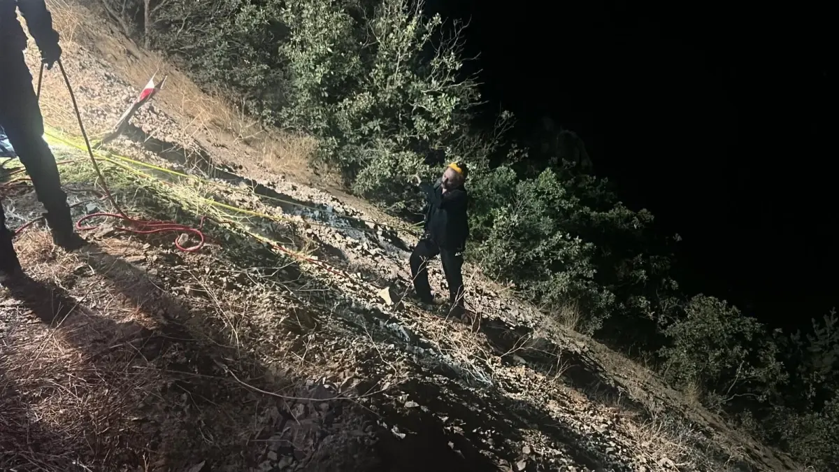 Sivas\'ta Uçurumdan Yuvarlanan Araçta 4 Kişi Hayatını Kaybetti