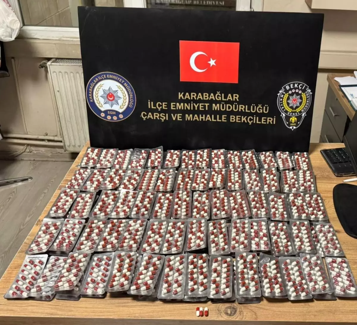 İzmir\'de Uyuşturucu Hap Operasyonu