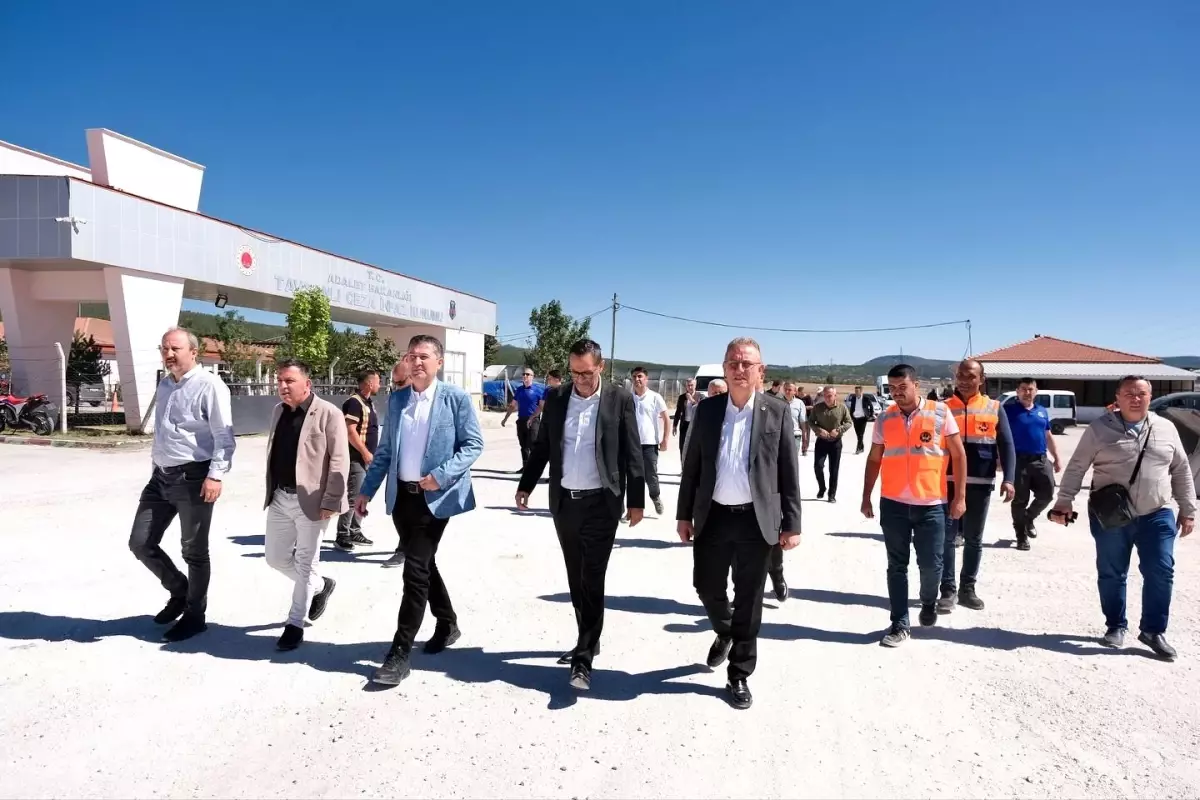 Tavşanlı\'da Cezaevi Yoluna Asfalt Düzenlemesi