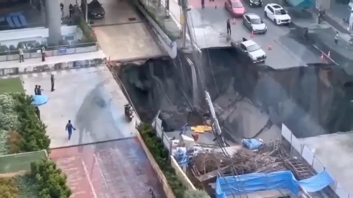 Bangkok\'ta Yol Çöktü, Dev Çukur Oluştu