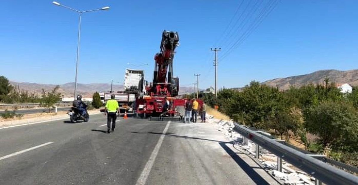 Malatya\'da Tır Ev Bahçesine Uçtu