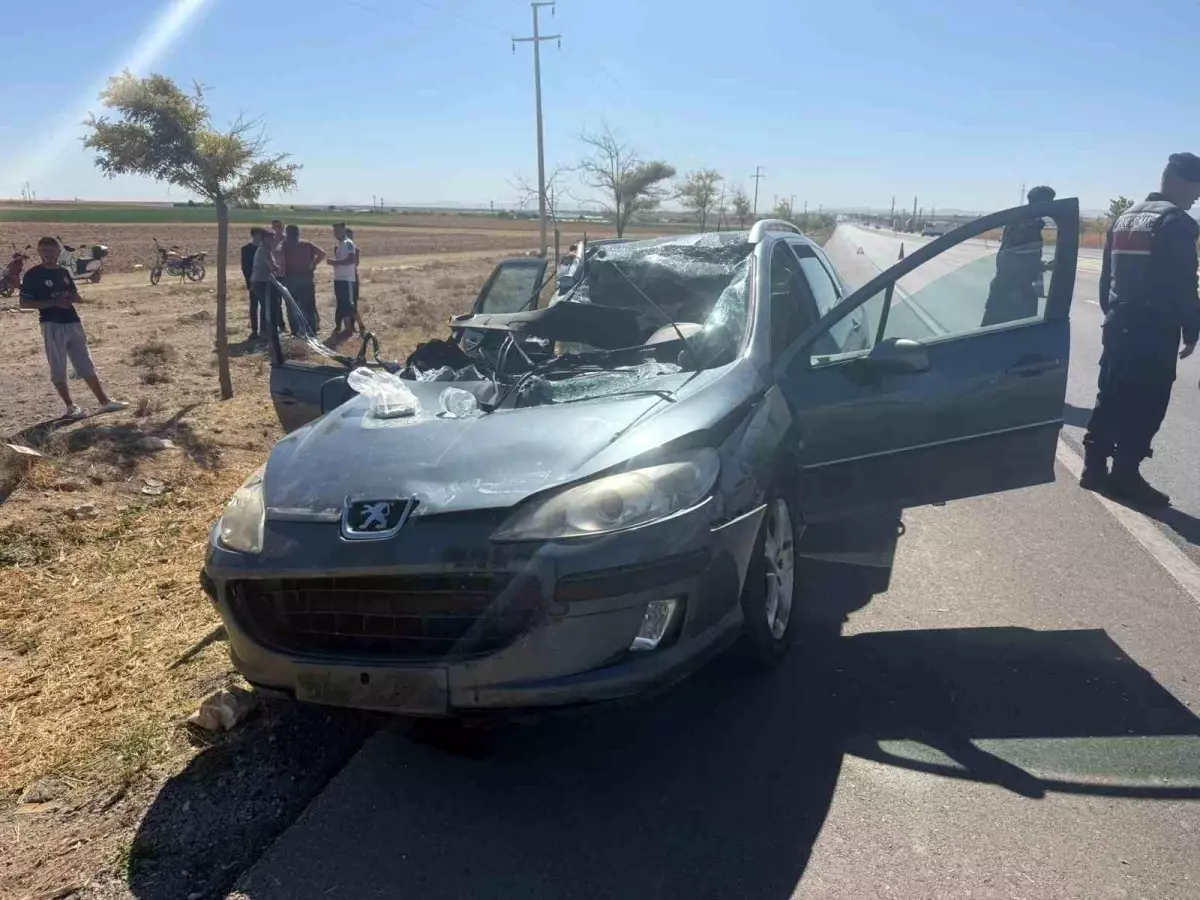 Aksaray\'da Tıra Çarpan Otomobilde İki Yaralı
