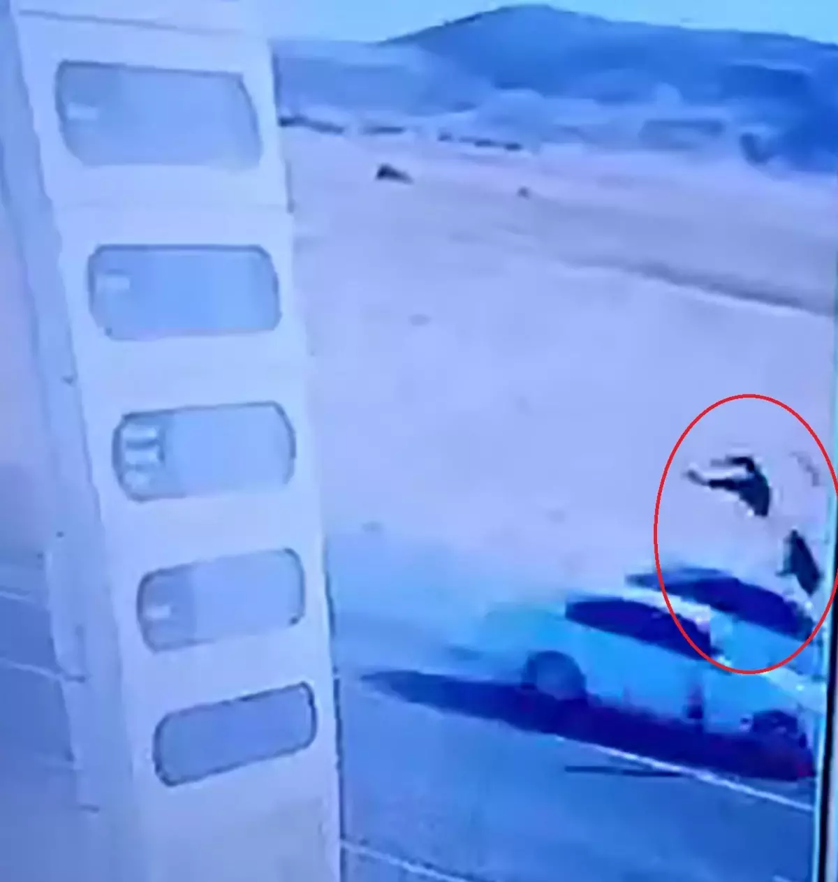 Yola fırlayan çocukları kurtarmak isterken hayatını kaybetti