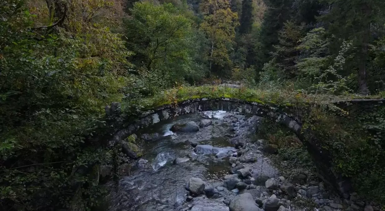 Borçka\'da Tarihi Köprü Selde Yıkıldı