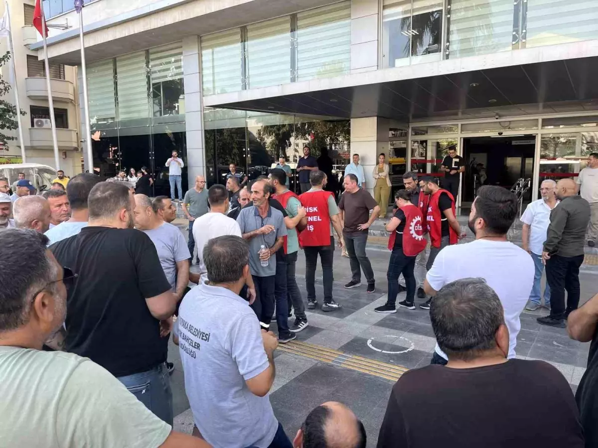 İzmir\'de Belediyede Maaş Krizi ve Çöp Dağları