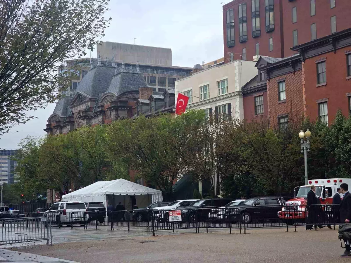 Cumhurbaşkanı Erdoğan\'ın konakladığı Blair House\'a Türk bayrağı çekildi