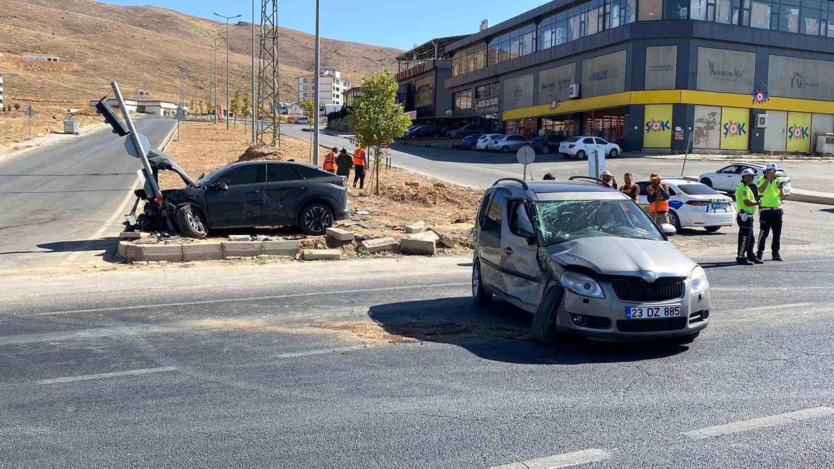 Elazığ\'da Trafik Kazası: 5 Yaralı