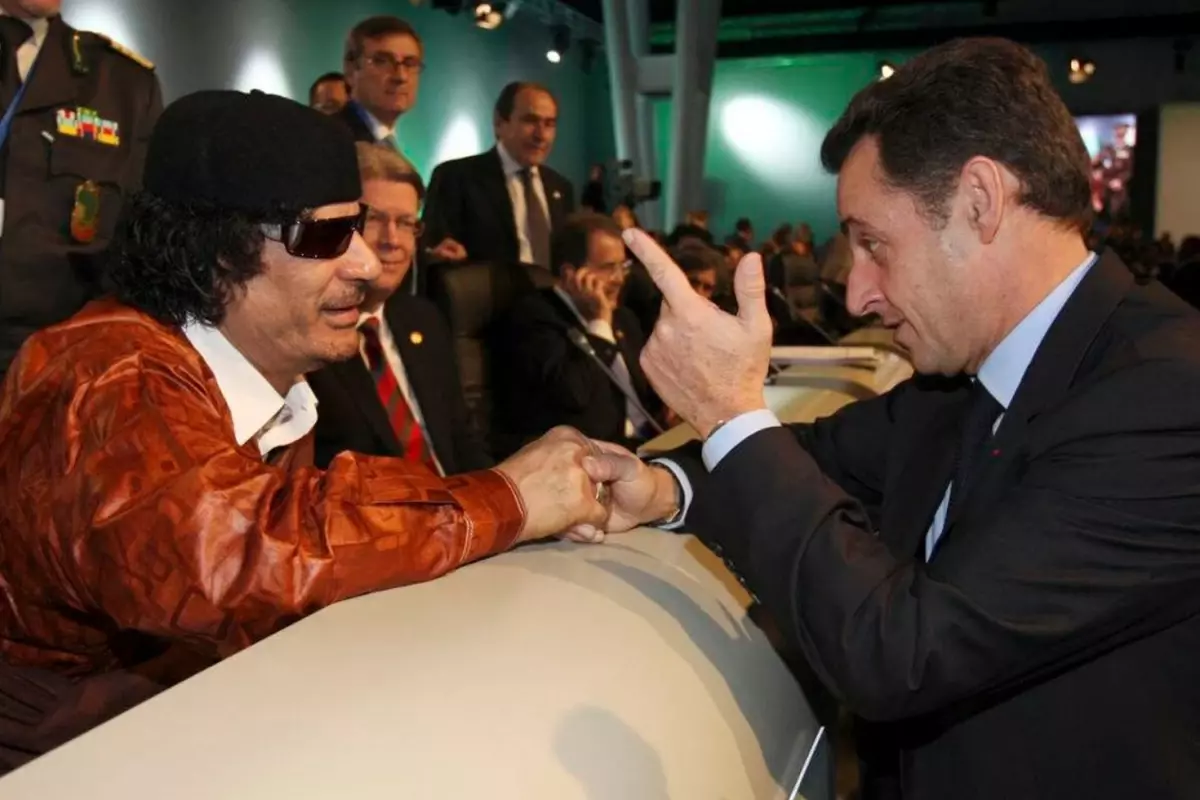 Eski Fransa Cumhurbaşkanı Sarkozy\'ye 5 yıl hapis cezası