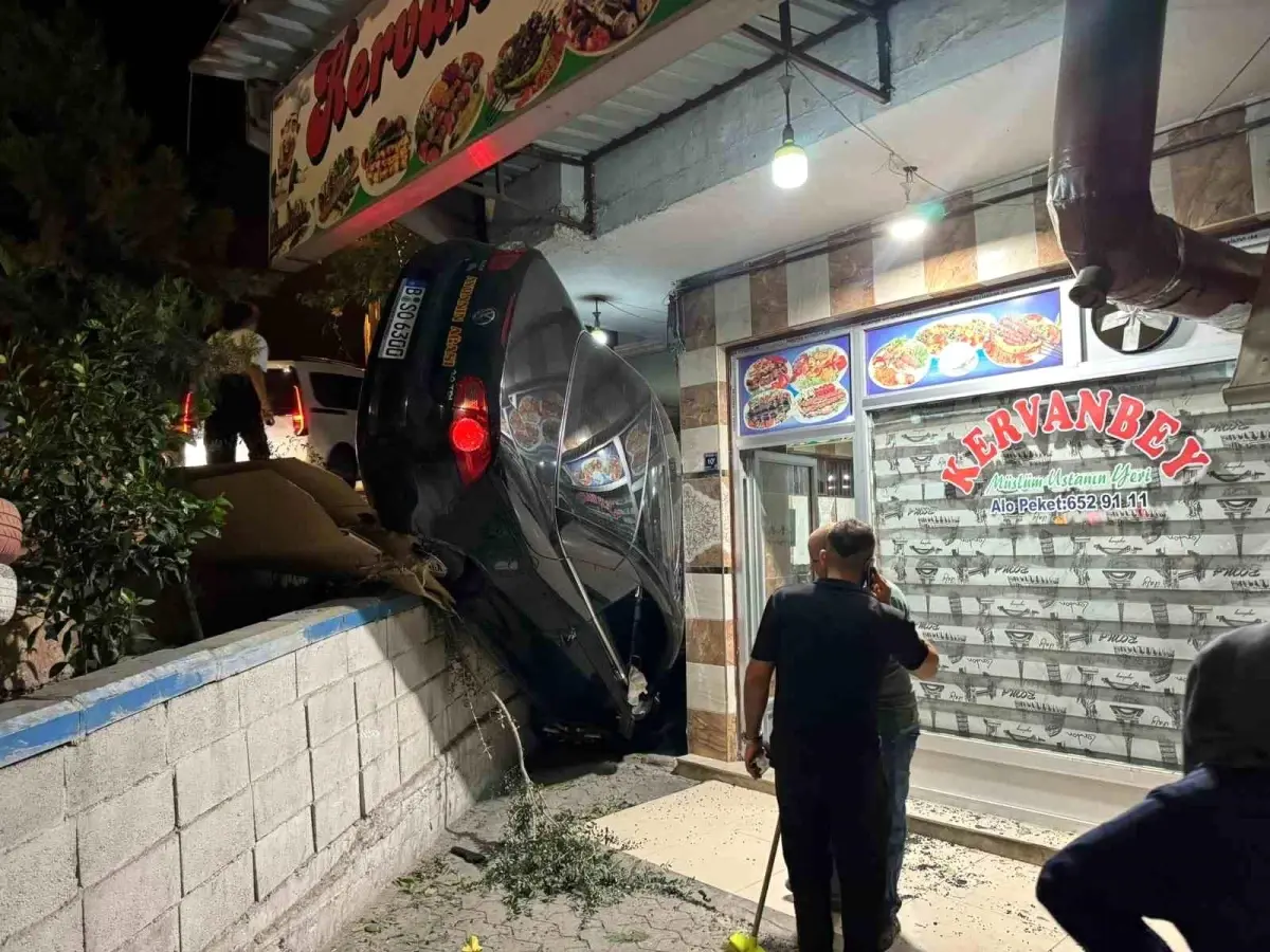 Fren yerine gaza basınca lokantanın bahçesine uçtu