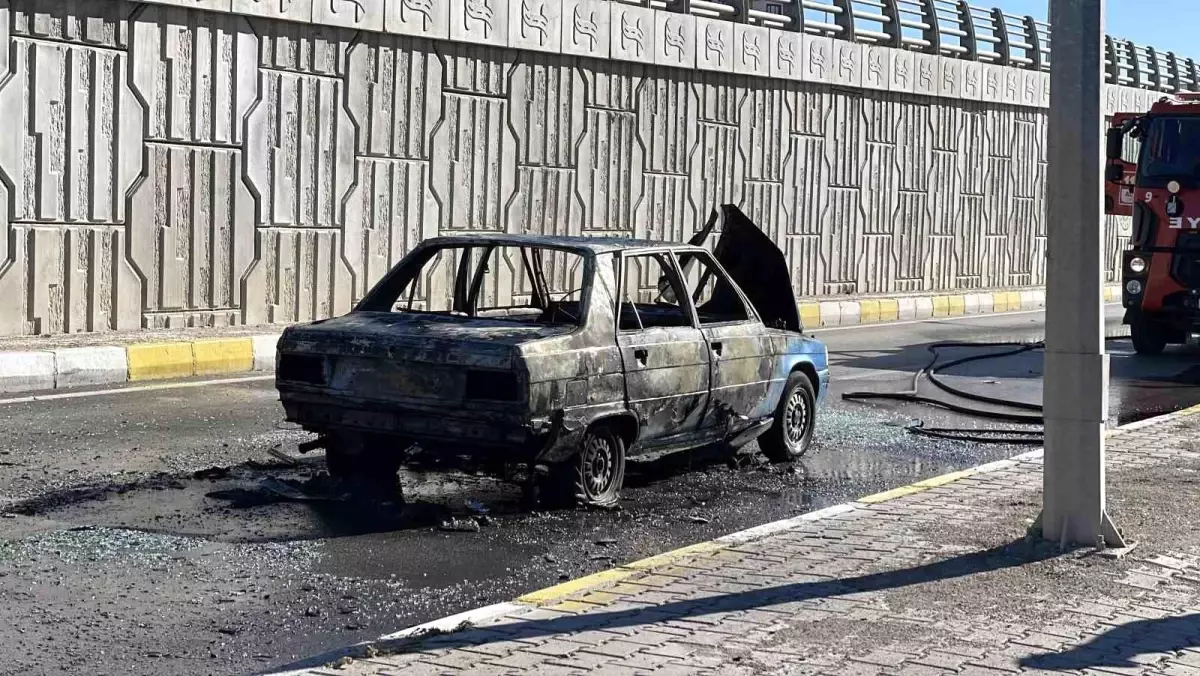 Sivas\'ta Otomobil Yangını: Sürücü Hafif Yaralandı