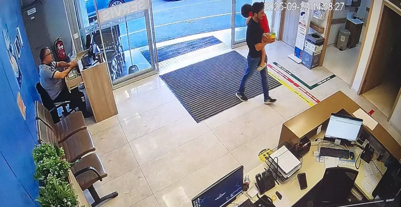 Yemekten sonra hayatını kaybeden 2 kardeşin son görüntüleri! Oyuncağına sıkıca sarılmış