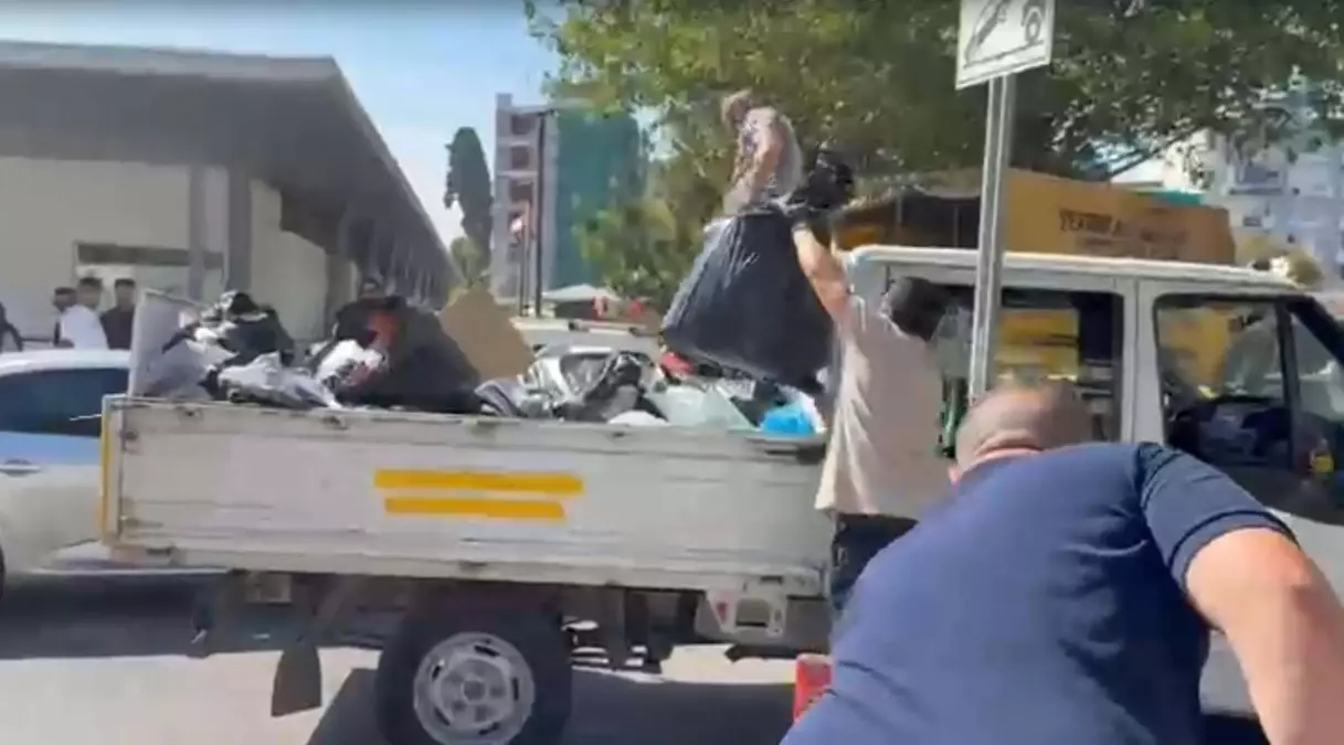 Karşıyaka\'da Çöpler Toplandı