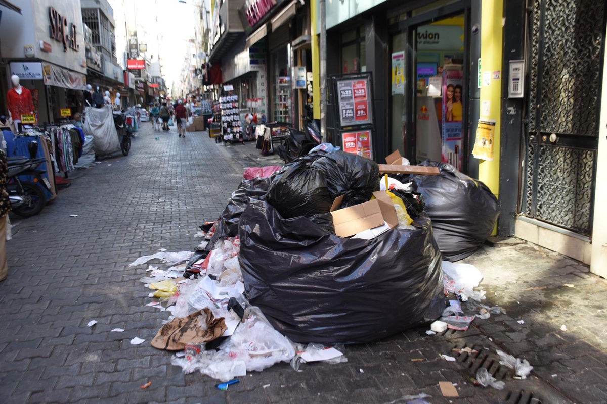 Karşıyaka\'da Çöp Krizi: Vatandaş Tepkili