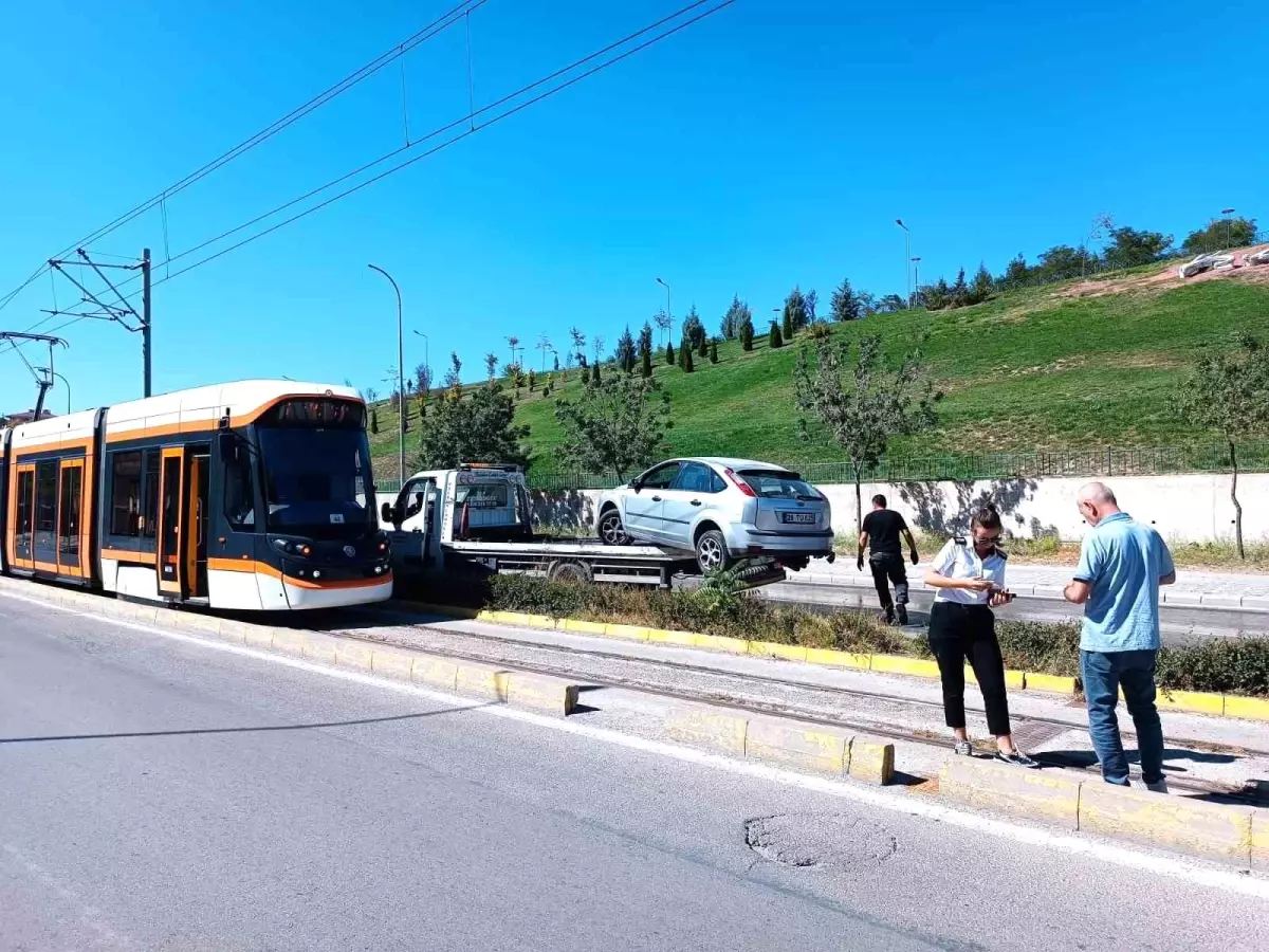Eskişehir\'de Tramvay Yoluna Otomobil Girdi