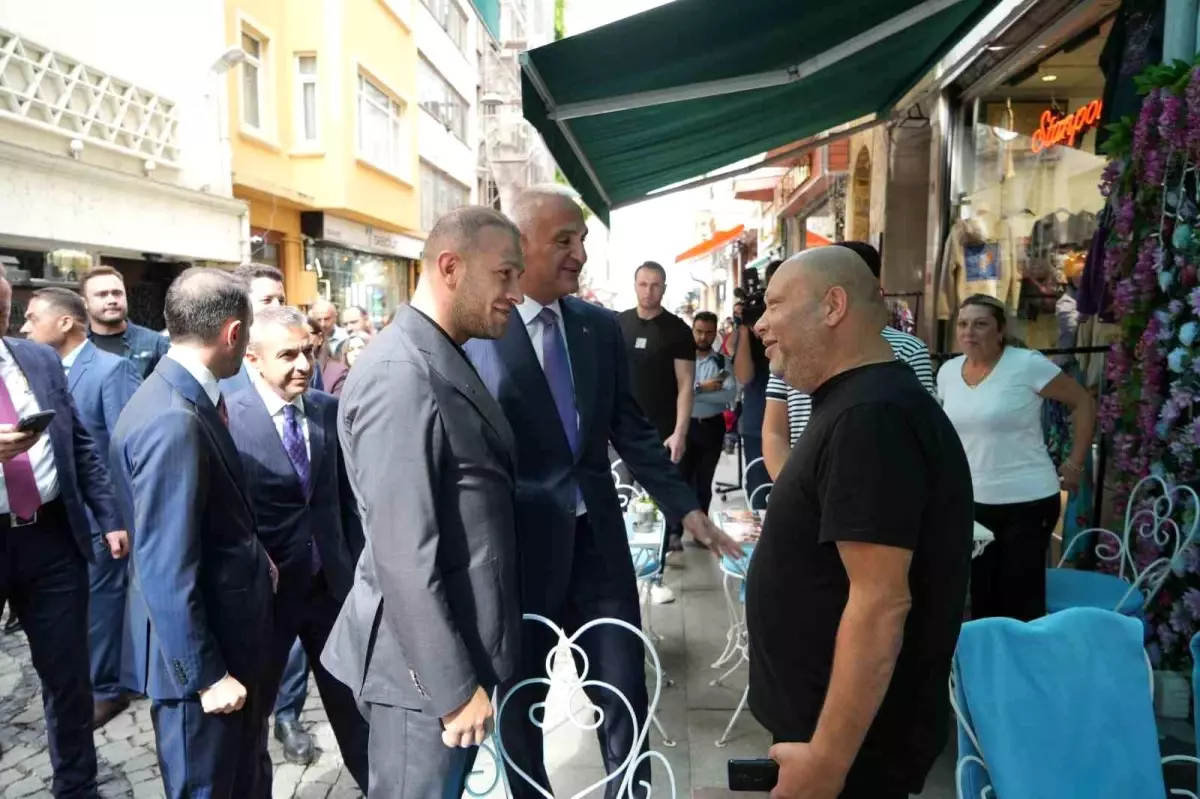 Bakan Ersoy, Beyoğlu\'nda Esnaflarla Buluştu